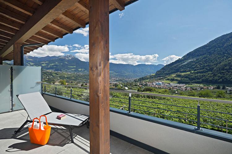 viel Platz und viel Natur bietet die große Terrasse