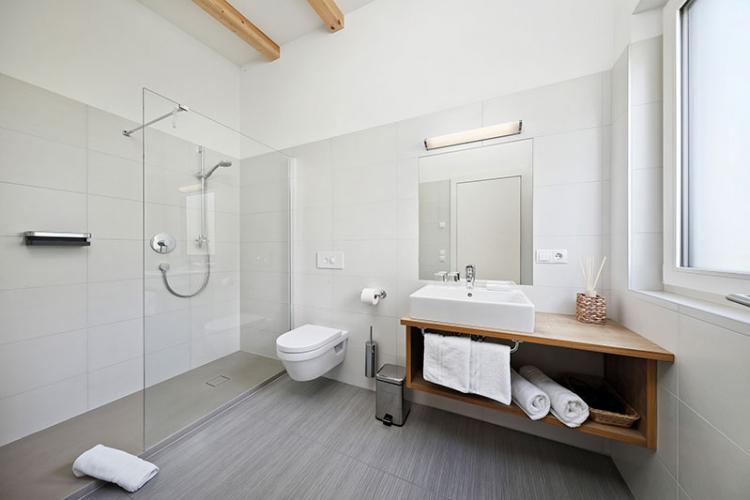 Splendido bagno con doccia aperta walk-in