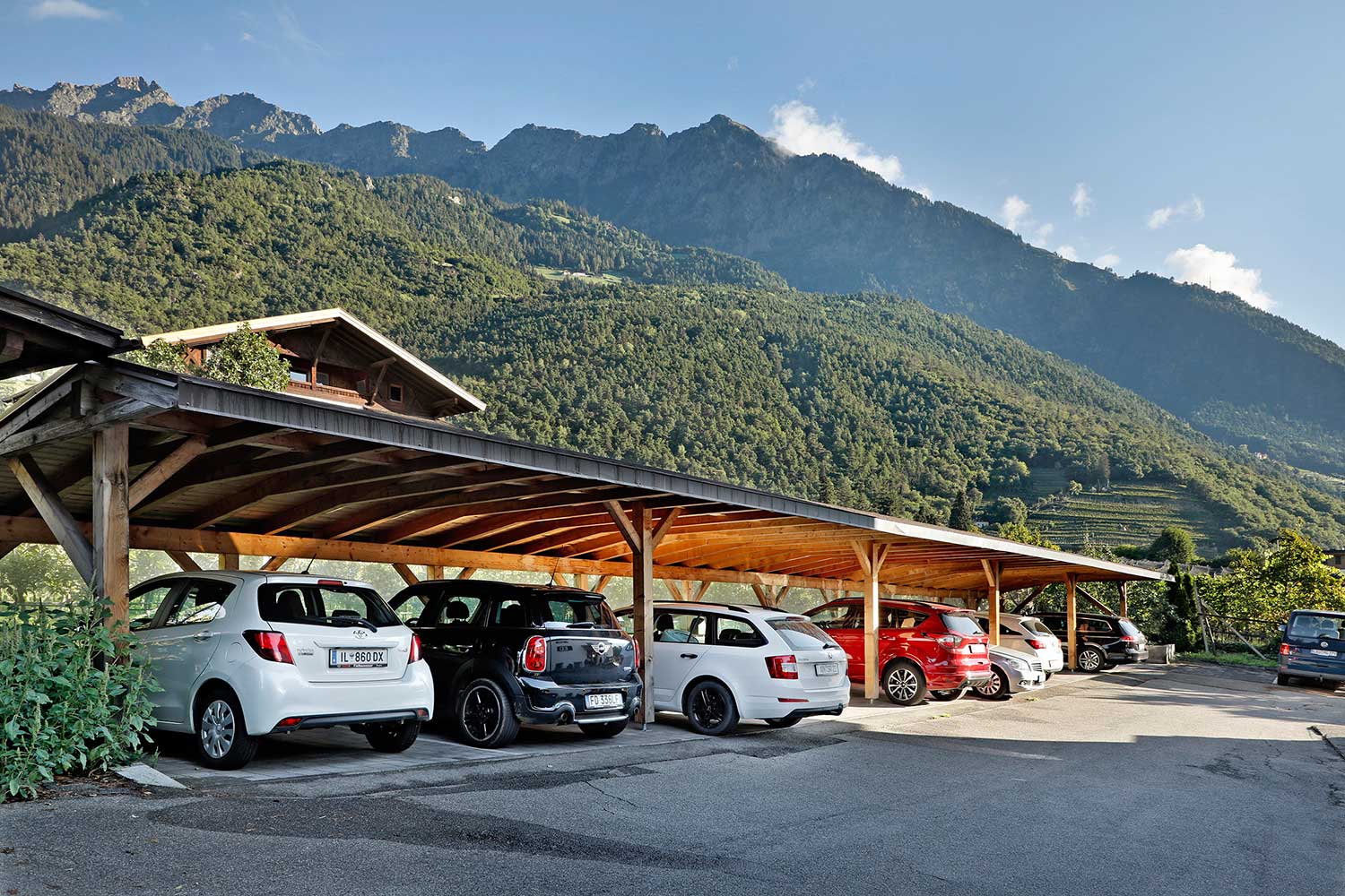 überdachter Parkplatz - Pension Alpenblick